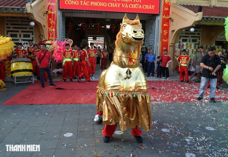 Lễ Kỳ Yên chợ Bình Tây: Màn múa ngựa lạ mắt thu hút người xem - Ảnh 6.