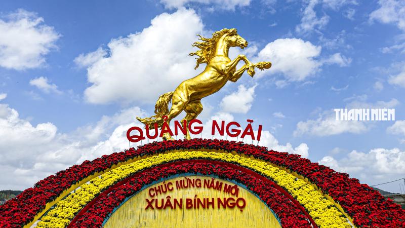 Ngựa vàng Quảng Ngãi cao 10 m 'có hồn' ở công viên Ba Tơ- Ảnh 1.