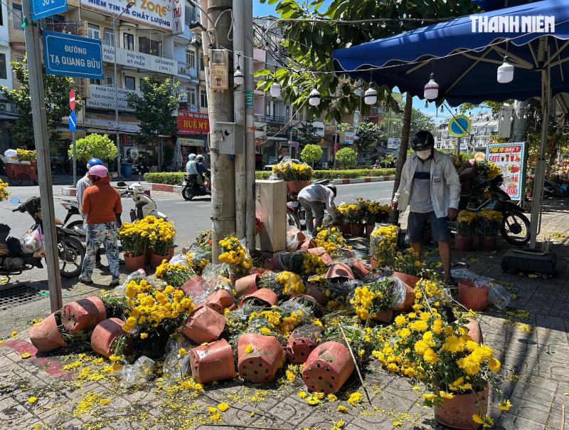 Chiều 29 tết: Vì sao nhiều người ở TP.HCM đợi ngày giao thừa mới mua hoa tết? - Ảnh 4.