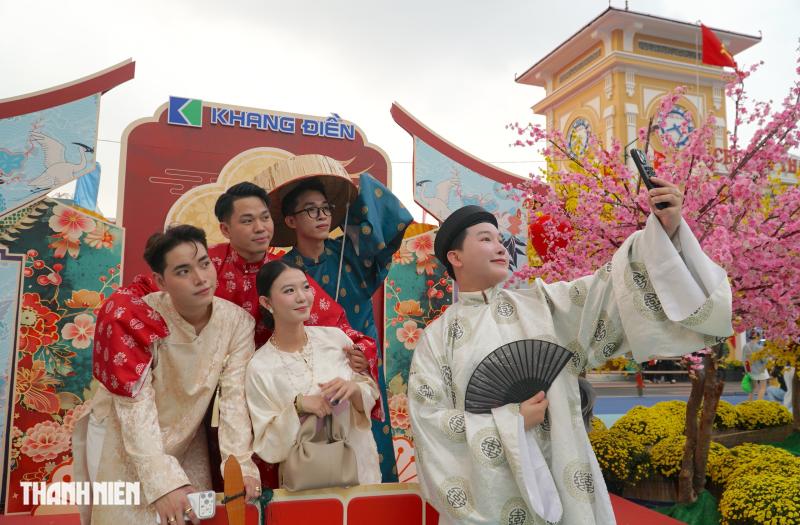 Nhiều ‘nàng thơ’ diện áo dài truyền thống đến chợ Bến Thành chụp ảnh Tết Bính Ngọ - Ảnh 7.