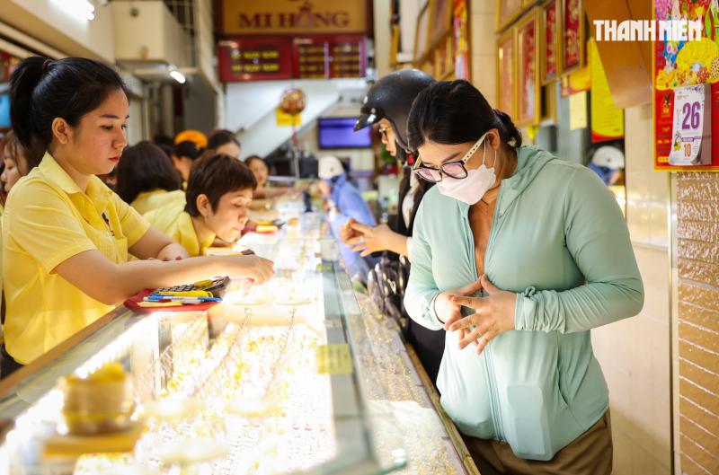 Chen chân mua vàng cầu may, tiệm vàng tại TP.HCM 'nghẹt thở' ngày vía Thần tài- Ảnh 15.