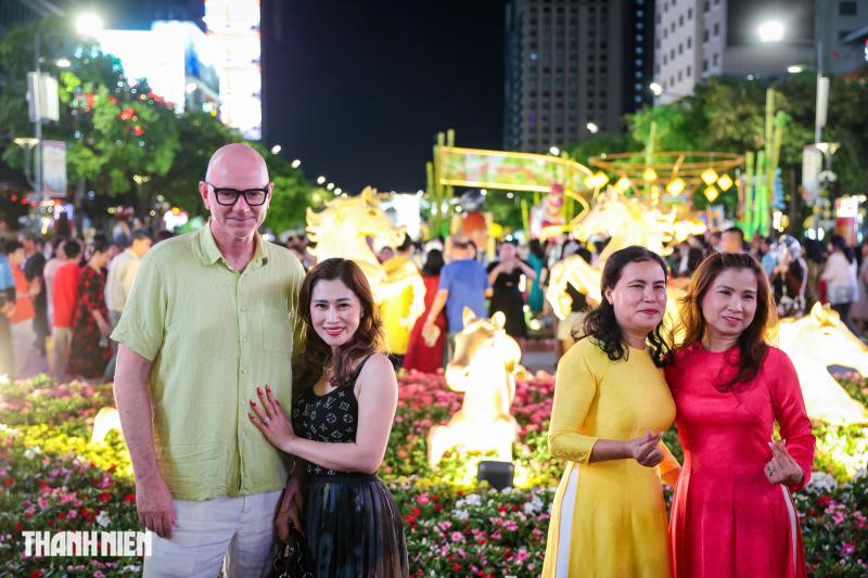 Hàng ngàn người đổ về tham quan đường hoa Nguyễn Huệ trong đêm khai mạc - Ảnh 11.