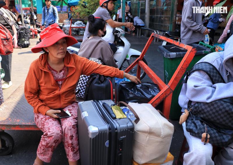 Chiều mùng 6 tết nhiều người từ TP.HCM bắt xe về miền Tây… 'ăn tết', vì sao?  - Ảnh 3.