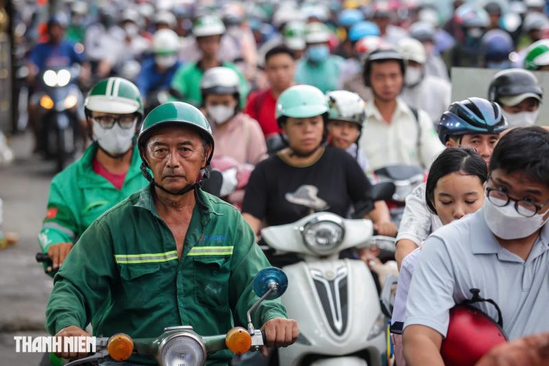 Cửa ngõ sân bay Tân Sơn Nhất giáp tết: Kẹt xe 'ngộp thở' đường Cộng Hòa, Trường Chinh- Ảnh 8.