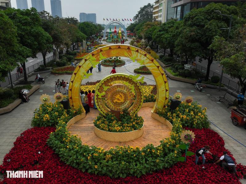 Nhìn từ trên cao, đường hoa Nguyễn Huệ rực rỡ trước giờ khai mạc - Ảnh 7.