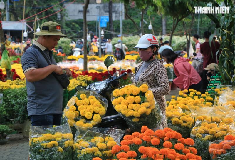 Chiều 27 tết, chợ hoa tết TP.HCM người bán cười tươi: 'Sắp hết! Sắp về nhà rồi!' - Ảnh 3.
