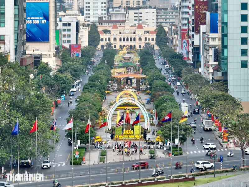 Nhìn từ trên cao, đường hoa Nguyễn Huệ rực rỡ trước giờ khai mạc - Ảnh 8.
