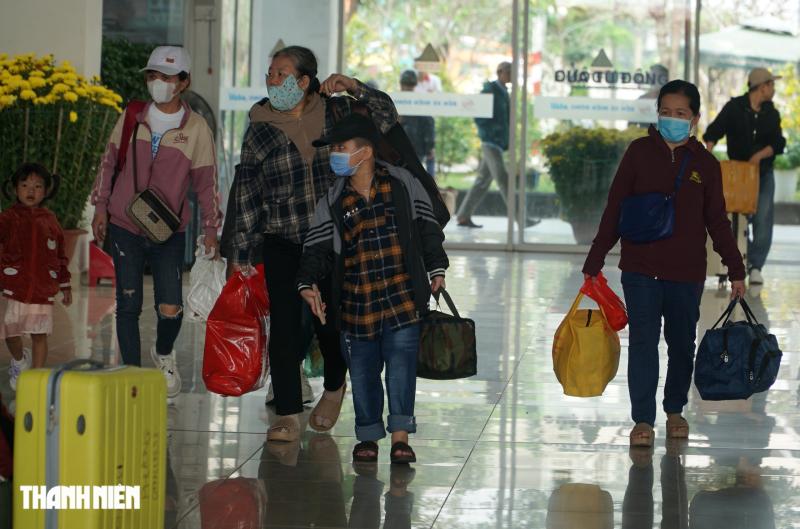 Sáng 27 tết, người dân tiếp tục đổ về bến xe Miền Đông mới để về quê - Ảnh 1.