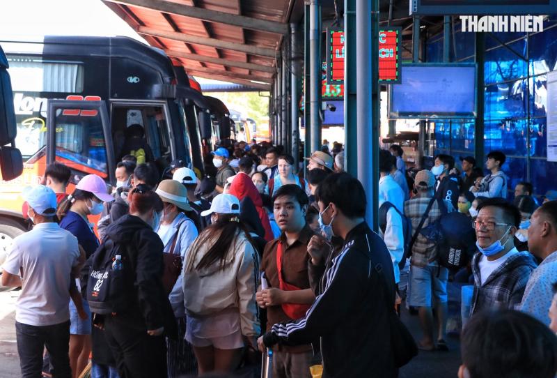 Chiều mùng 2 tết: Bất ngờ 'biển người' ở Bến xe Miền Tây - Ảnh 10.