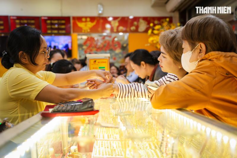 Chen chân mua vàng cầu may, tiệm vàng tại TP.HCM 'nghẹt thở' ngày vía Thần tài- Ảnh 5.
