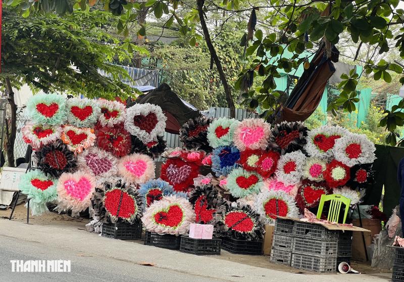 Ngày lễ tình nhân 2026: Bán hoa chờ khách trong dịp tết - Ảnh 4.