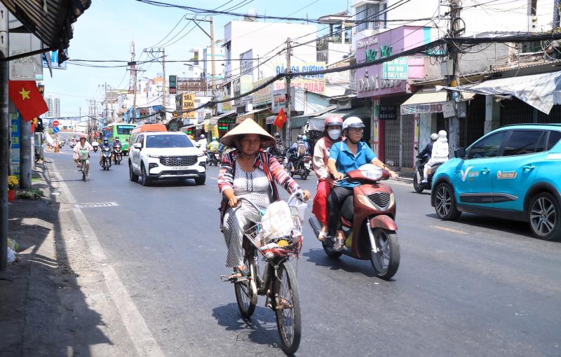 Đường phố TP.HCM mùng 2 tết: Nhiều người miệt mài mưu sinh dưới nắng chang chang- Ảnh 11.