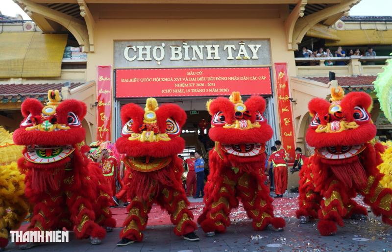 Lễ Kỳ Yên chợ Bình Tây: Màn múa ngựa lạ mắt thu hút người xem - Ảnh 4.