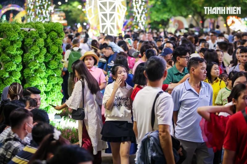 Giao thừa đêm 29 tết: Đông nghẹt người dân TP.HCM, du khách đến đường hoa Nguyễn Huệ - Ảnh 10.