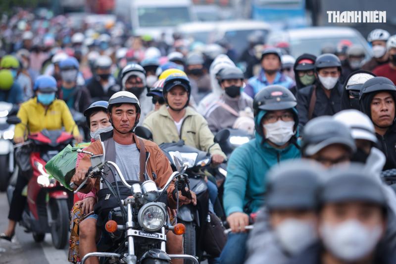 Biển người nối nhau từ TP.HCM về miền Tây chiều 26 tết, khổ vẫn về quê- Ảnh 3.