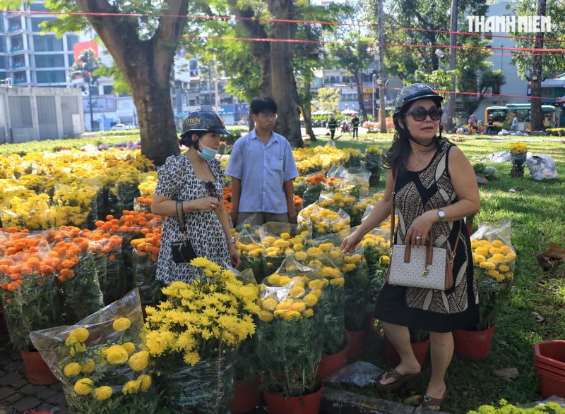 Chợ hoa tết ở TP.HCM sắp đóng cửa trước giao thừa: Người bán xả hàng giảm 50% - Ảnh 5.