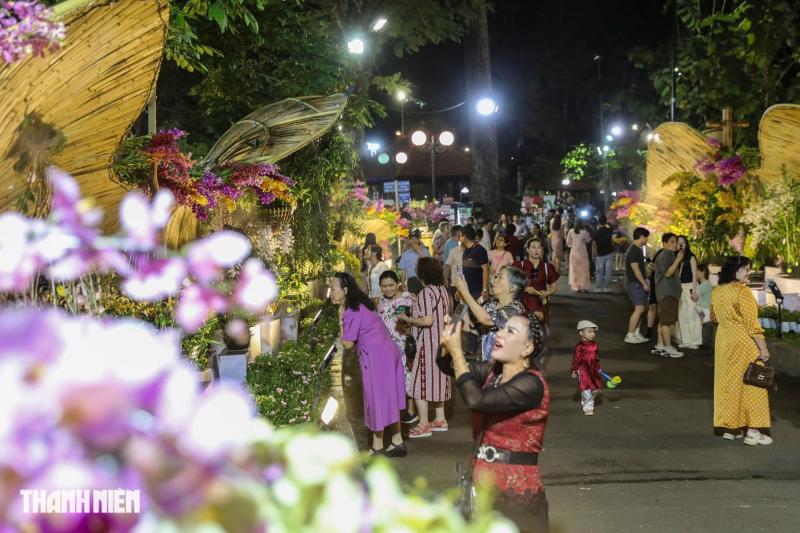 Những chú ngựa đua ở Lâm Đồng diễu hành trong đêm khai mạc Hội hoa xuân TP.HCM - Ảnh 6.
