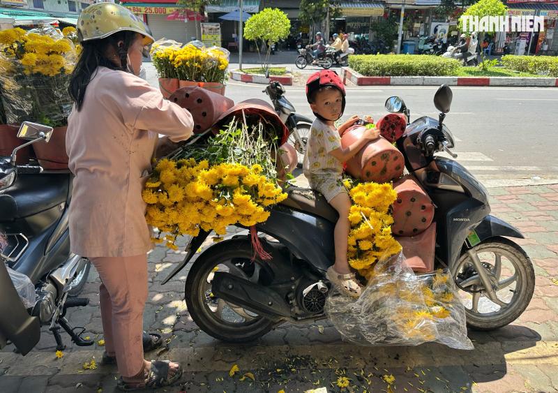 Trưa 29 tết, bất ngờ chợ hoa tết TP.HCM: Xuất hiện hoa miễn phí từ nhà vườn - Ảnh 7.