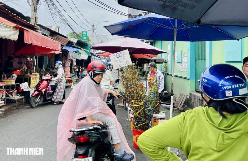 Cảnh lạ 24 tháng Chạp , người dân TP . HCM đội mưa đi chợ tết - Ảnh 4.