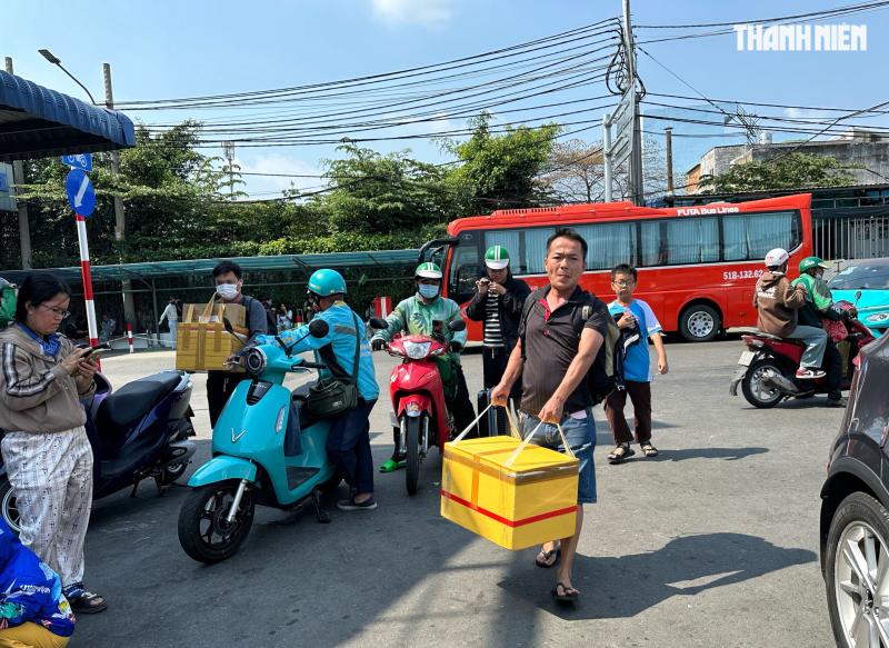 Ngày cuối nghỉ tết: Ùn ùn người miền Tây trở lại TP.HCM trưa mùng 6 - Ảnh 8.