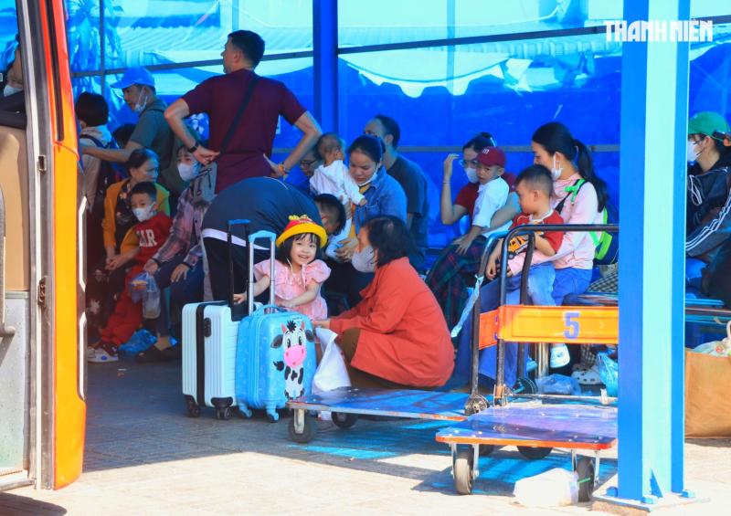 Chiều mùng 2 tết: Bất ngờ 'biển người' ở Bến xe Miền Tây - Ảnh 4.