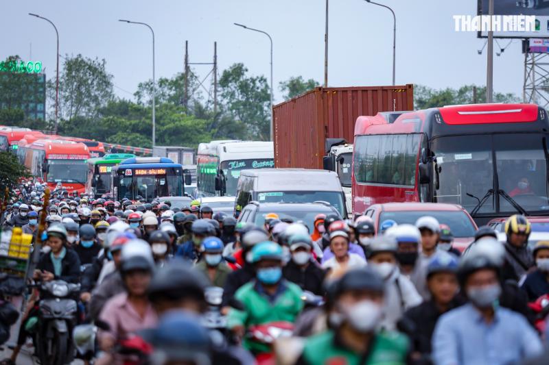 Biển người nối nhau từ TP.HCM về miền Tây chiều 26 tết, khổ vẫn về quê- Ảnh 2.
