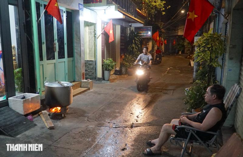 Hẻm Sài Gòn đỏ lửa xuyên đêm: Người dân thức trắng nấu bánh tét, bánh chưng đón tết - Ảnh 10.