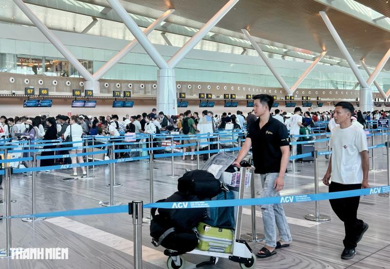 Nhà ga T3 sân bay Tân Sơn Nhất thoáng đãng, khách thong thả lên máy bay trước giao thừa- Ảnh 4.