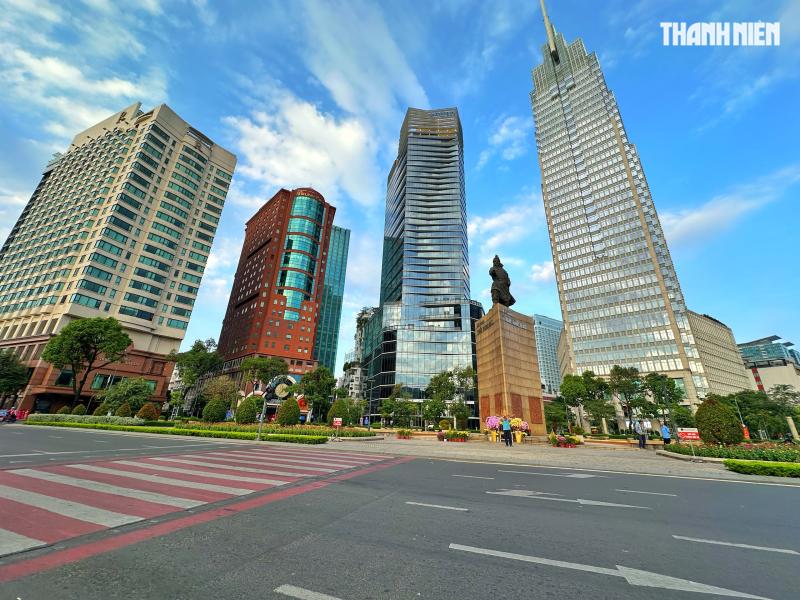 Sáng sớm mùng 1 tết: Đường phố trung tâm TP.HCM vắng xe, xuân về khắp muôn nơi  - Ảnh 5.