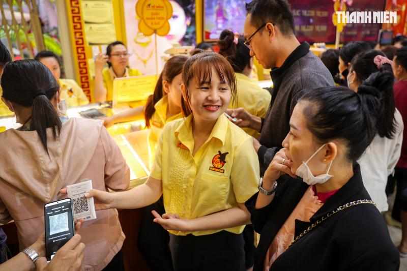 Chen chân mua vàng cầu may, tiệm vàng tại TP.HCM 'nghẹt thở' ngày vía Thần tài- Ảnh 4.