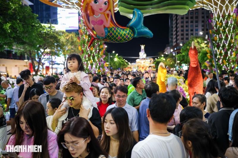 Hàng ngàn người đổ về tham quan đường hoa Nguyễn Huệ trong đêm khai mạc - Ảnh 4.