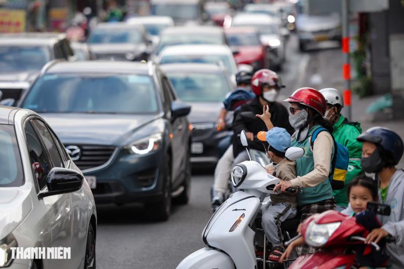 Giáp tết, người dân TP.HCM mệt mỏi vì kẹt xe - Ảnh 4.