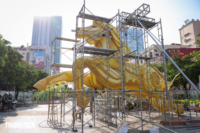 Ngựa vàng oai phong trên đường hoa Nguyễn Huệ, linh vật tết 2026 gây choáng ngợp - Ảnh 2.
