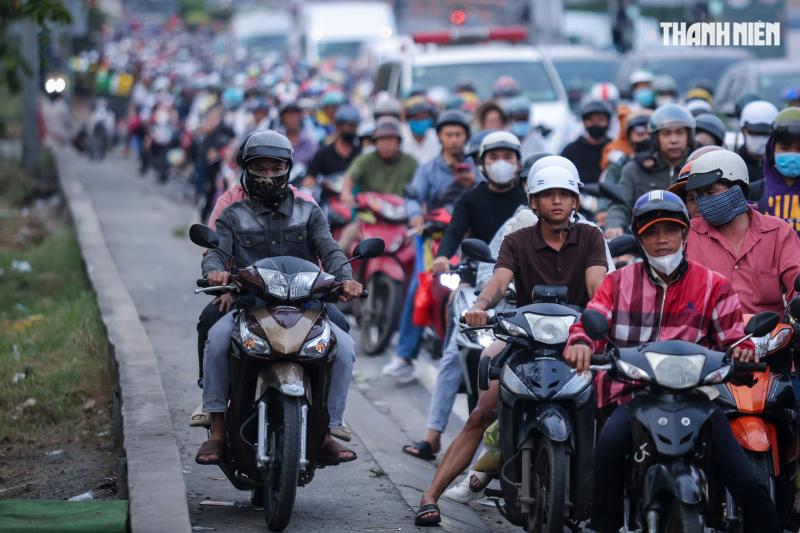 Biển người nối nhau từ TP.HCM về miền Tây chiều 26 tết, khổ vẫn về quê- Ảnh 11.