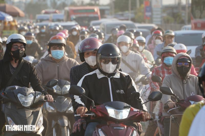 Chiều mùng 4 tết, quốc lộ 1 đông nghẹt người các tỉnh miền Tây trở lại TP.HCM - Ảnh 6.