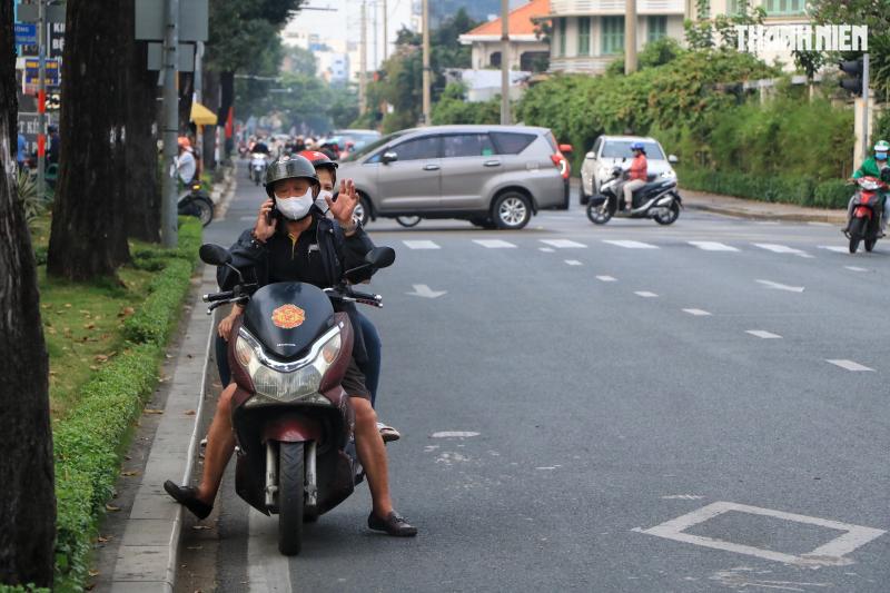 Ngày đầu nghỉ tết Bính Ngọ: Bất ngờ đường phố trung tâm TP.HCM sáng 27 tháng chạp - Ảnh 6.