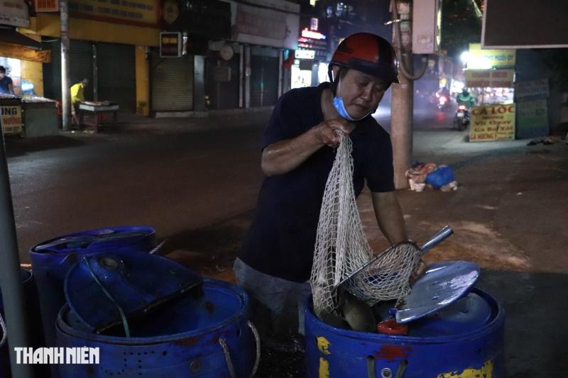 Cá lóc nướng vía Thần Tài ở TP.HCM: Vắng dần cảnh chuẩn bị vài tấn - Ảnh 8.