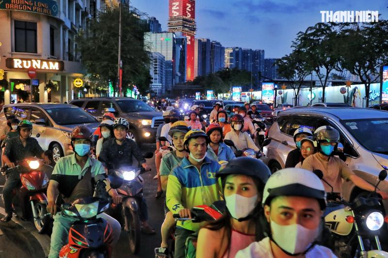 Chiều tối 29 tết: Ngay lúc này, dòng người đổ về trung tâm TP.HCM đón giao thừa- Ảnh 2.