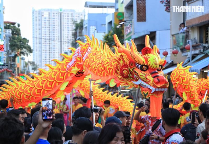 Tối nay 28.2, 'biển người' đổ về đường Hà Tôn Quyền TP.HCM chơi Lễ hội Nguyên tiêu - Ảnh 2.