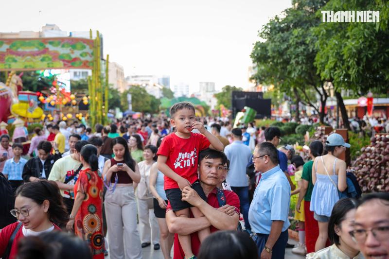 Chiều tối 29 tết: Ngay lúc này, dòng người đổ về trung tâm TP.HCM đón giao thừa- Ảnh 5.