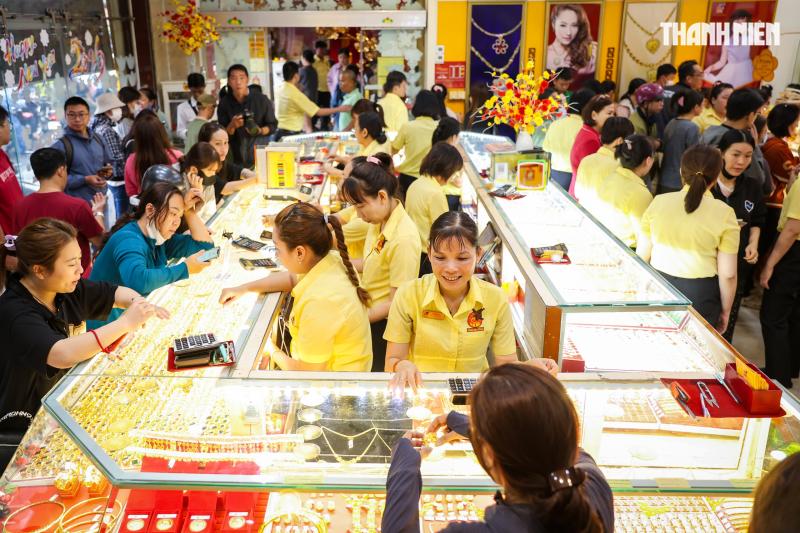 Chen chân mua vàng cầu may, tiệm vàng tại TP.HCM 'nghẹt thở' ngày vía Thần tài- Ảnh 2.