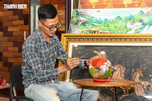 'Vẽ tết' lên trái dừa, kỹ sư trẻ ở Quảng Trị khoe tài, kiếm thêm tiền triệu- Ảnh 1.