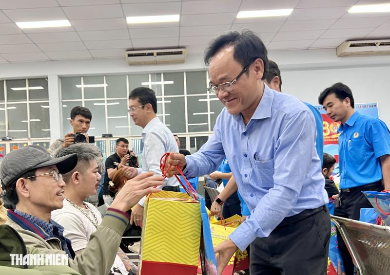 Về quê ăn tết sau 13 năm, khách xao lòng trên chuyến tàu Công đoàn 2026- Ảnh 4.
