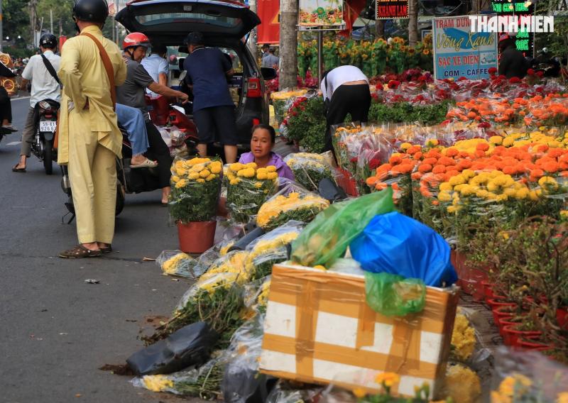 27 tết: Hoa cúc chất đống nằm la liệt ở TP.HCM, người bán nói câu nghẹn lòng  - Ảnh 11.
