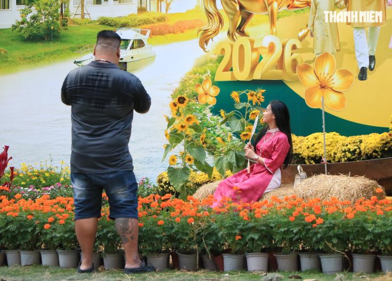 Chiều 29 tết, ngắm đường phố trung tâm TP.HCM trước thời khắc giao thừa Tết Bính Ngọ- Ảnh 4.