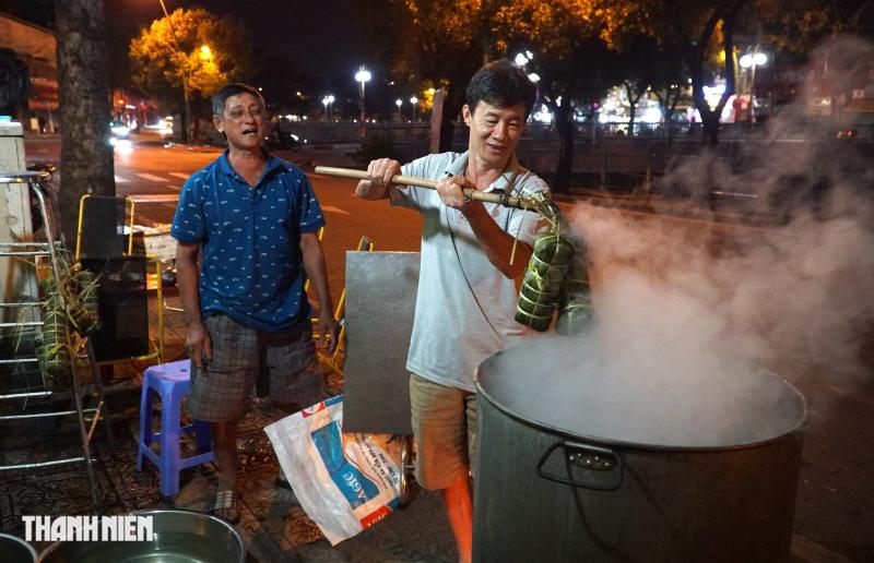 Hẻm Sài Gòn đỏ lửa xuyên đêm: Người dân thức trắng nấu bánh tét, bánh chưng đón tết - Ảnh 1.