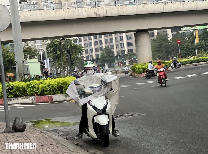 Trưa nay tại TP.HCM mưa to bất ngờ giữa trời nắng - Ảnh 4.