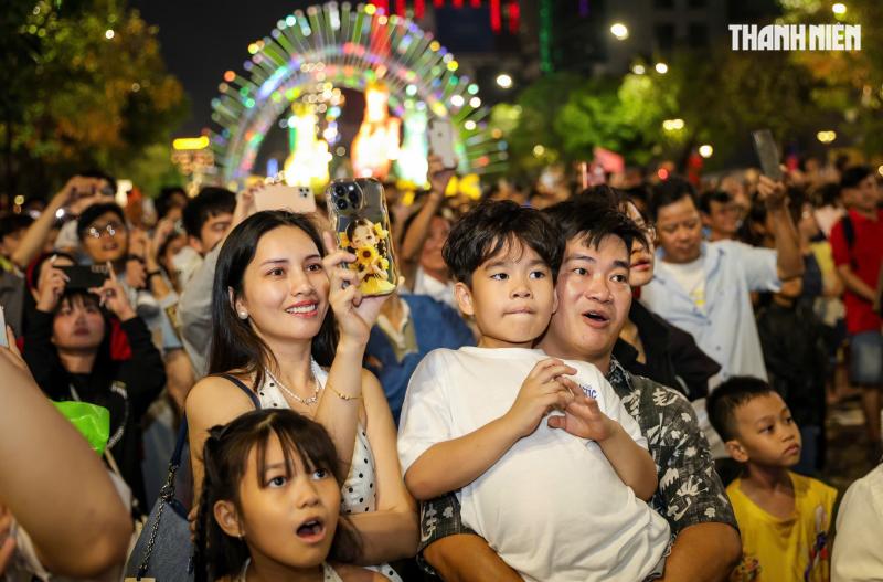 Pháo hoa rực rỡ bầu trời TP.HCM: Chúc mừng năm mới Bính Ngọ 'mã đáo thành công' - Ảnh 3.