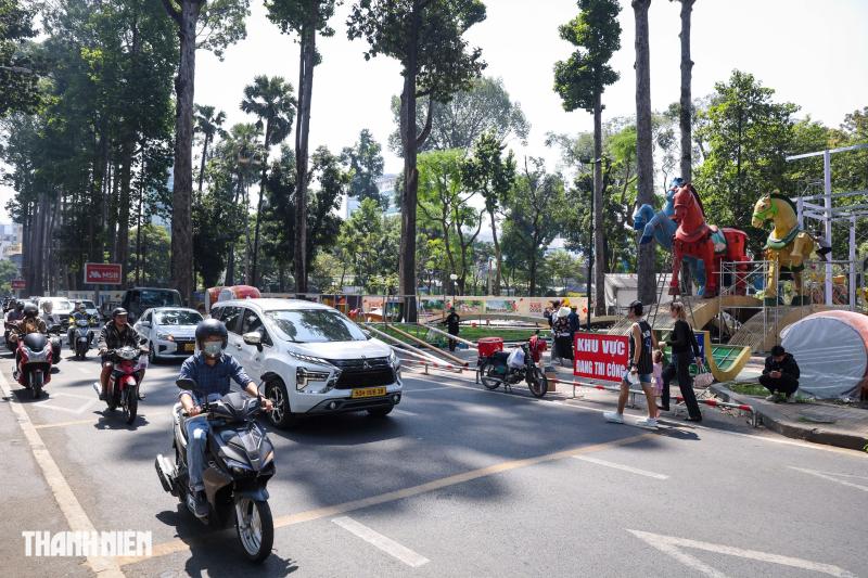 Hội hoa xuân TP.HCM Tết Bính Ngọ: Linh vật ngựa lộ diện ở công viên Tao Đàn- Ảnh 10.