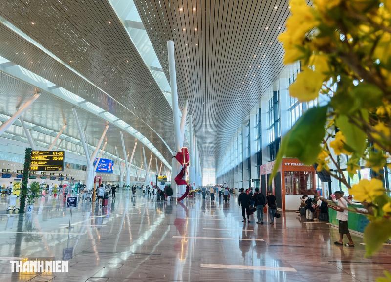 Nhà ga T3 sân bay Tân Sơn Nhất thoáng đãng, khách thong thả lên máy bay trước giao thừa- Ảnh 1.